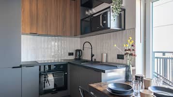 Huoneisto (60) | Yksityinen keittiö | Jääkaappi, liesi, vedenkeitin, keittoastiat/astiat/ruokailuvälineet