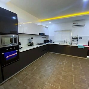 Luxury Apartment, Balcony, City View | Private kitchen