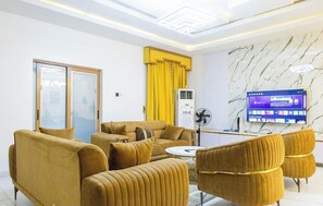 Lúxusíbúð - svalir - borgarsýn | Stofa