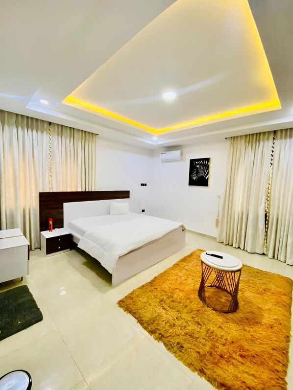 Luxury Apartment, Balcony, City View | Iron/ironing board, free WiFi