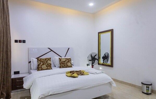 Appartamento Luxury, balcone, vista città | Ferro/asse da stiro, Wi-Fi gratuito