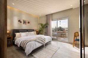 Tabla de planchar con plancha, wifi, ropa de cama