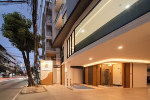 Vista frontal de la propiedad