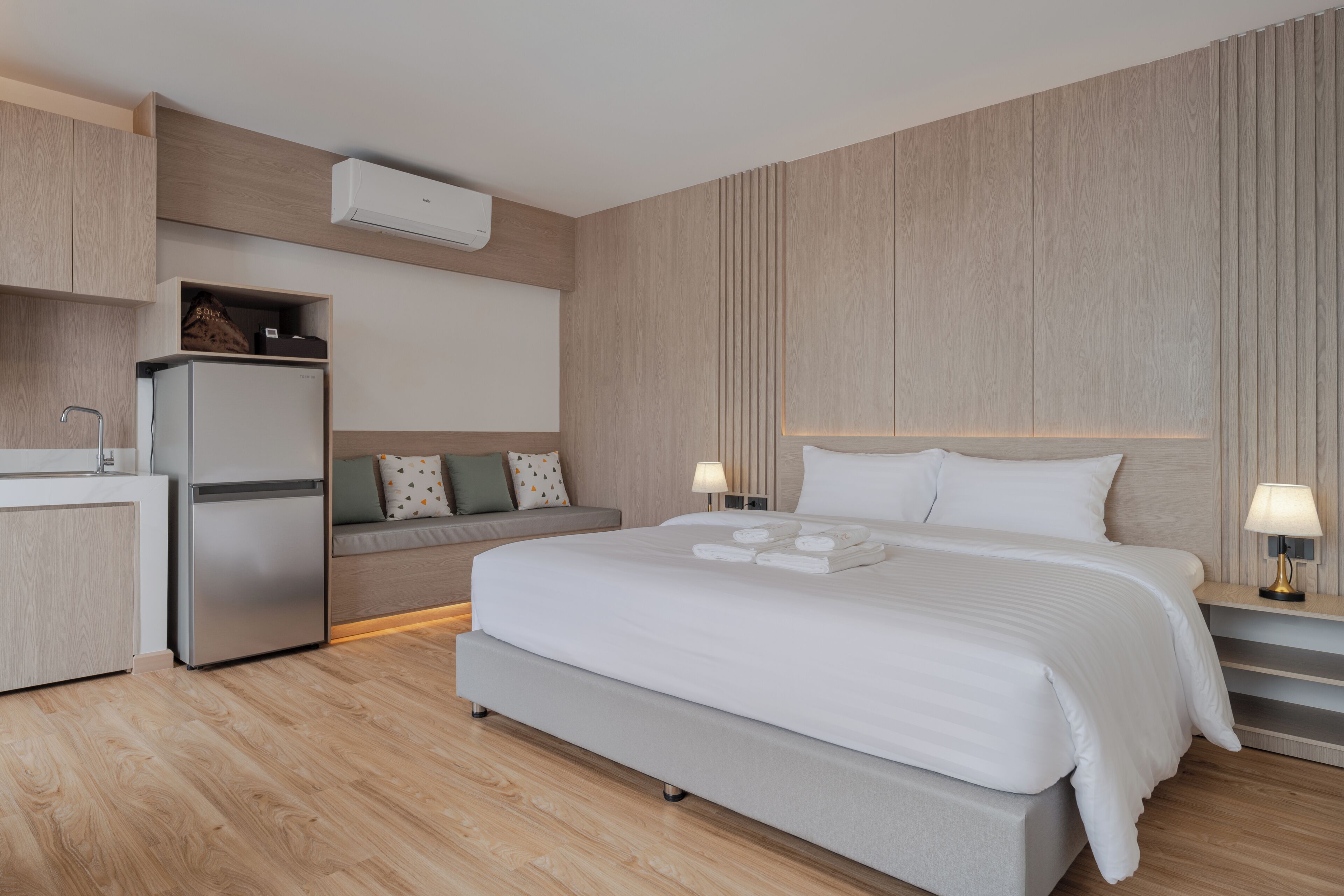 Deluxe Studio Suite, 1 King Bed, Non Smoking, City View | In-room safe, desk, free WiFi