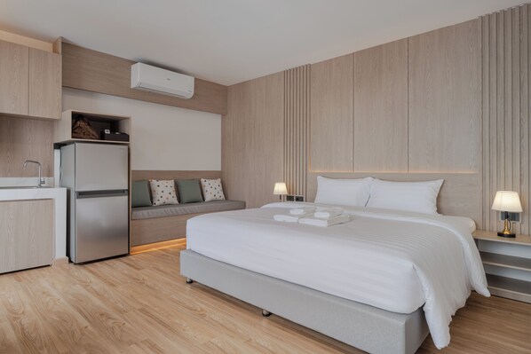 Deluxe Studio Suite, 1 King Bed, Non Smoking, City View | In-room safe, desk, free WiFi - Solyn Hotel (Bangkok)