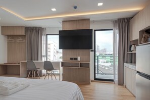 Deluxe Studio Suite, 1 King Bed, Non Smoking, City View | In-room safe, desk, free WiFi