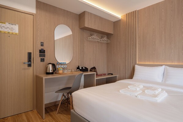 Chambre Quadruple, 2 grands lits, non-fumeurs | Coffres-forts dans les chambres, bureau, Wi-Fi gratuit