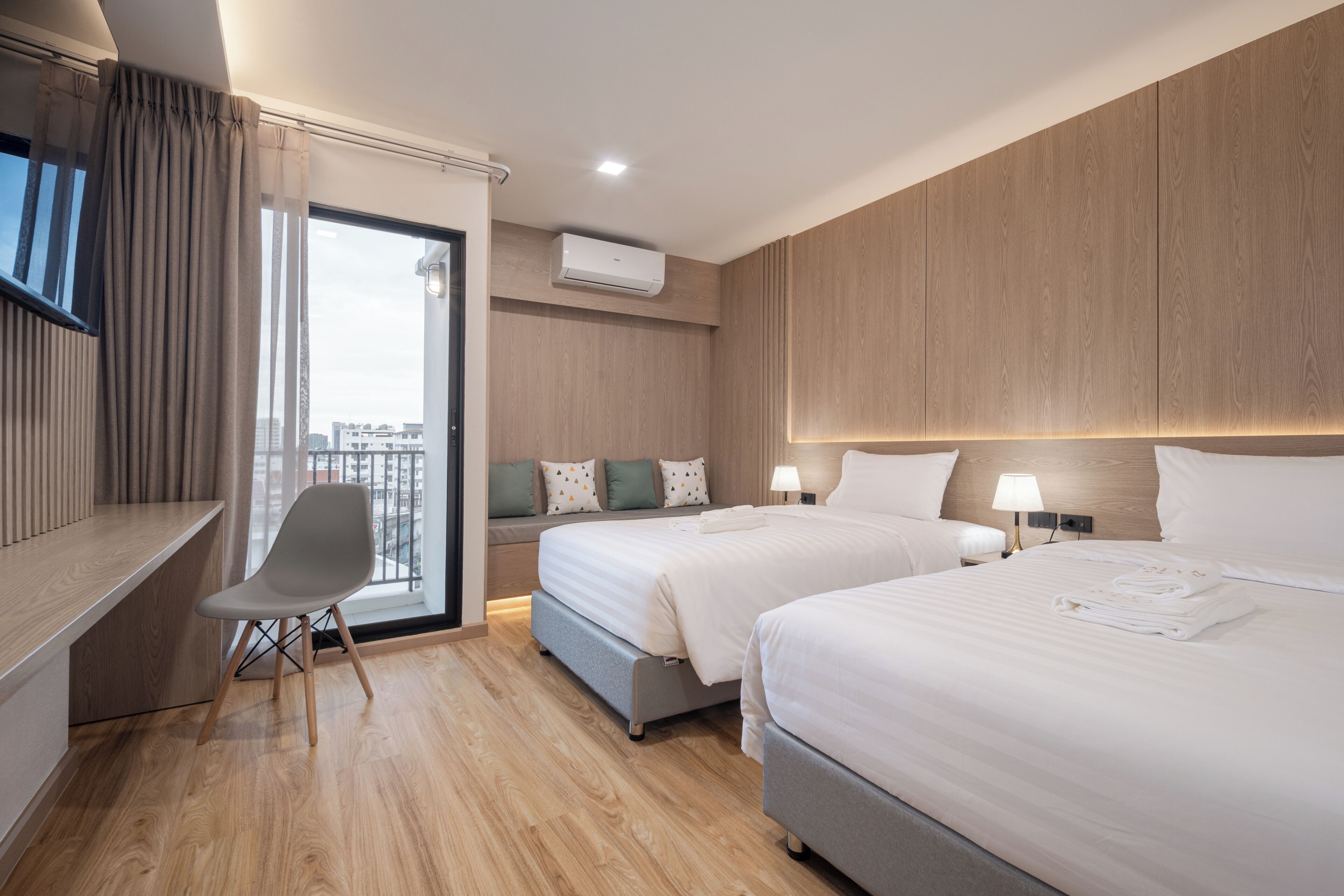 Twin Room, 2 Twin Beds, Non Smoking | In-room safe, desk, free WiFi