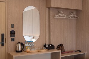 Chambre Quadruple, 2 grands lits, non-fumeurs | Coffres-forts dans les chambres, bureau, Wi-Fi gratuit