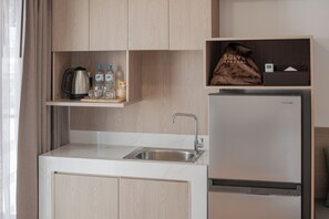 Deluxe Studio Suite, 1 King Bed, Non Smoking, City View | In-room safe, desk, free WiFi - Solyn Hotel (Bangkok)