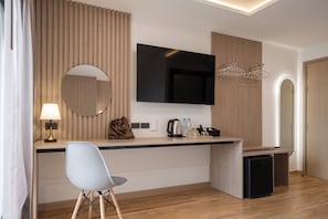 Studio, 1 Queen Bed, Non Smoking | In-room safe, desk, free WiFi