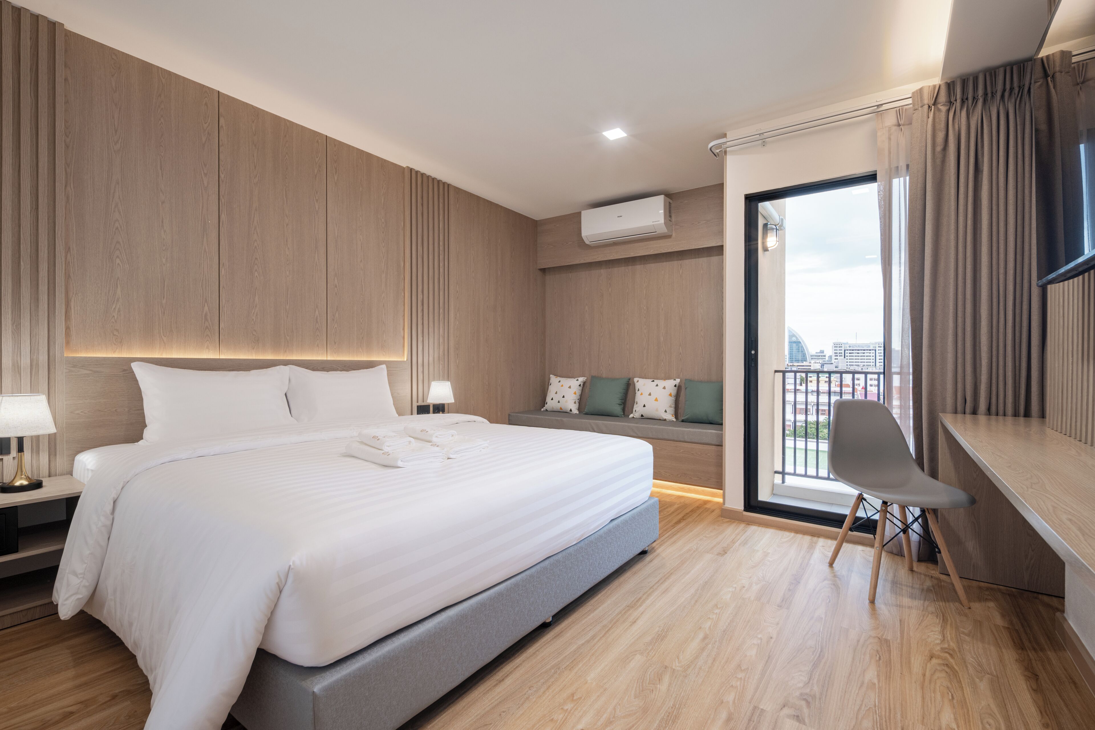 Double Room, 1 King Bed, Non Smoking | In-room safe, desk, free WiFi