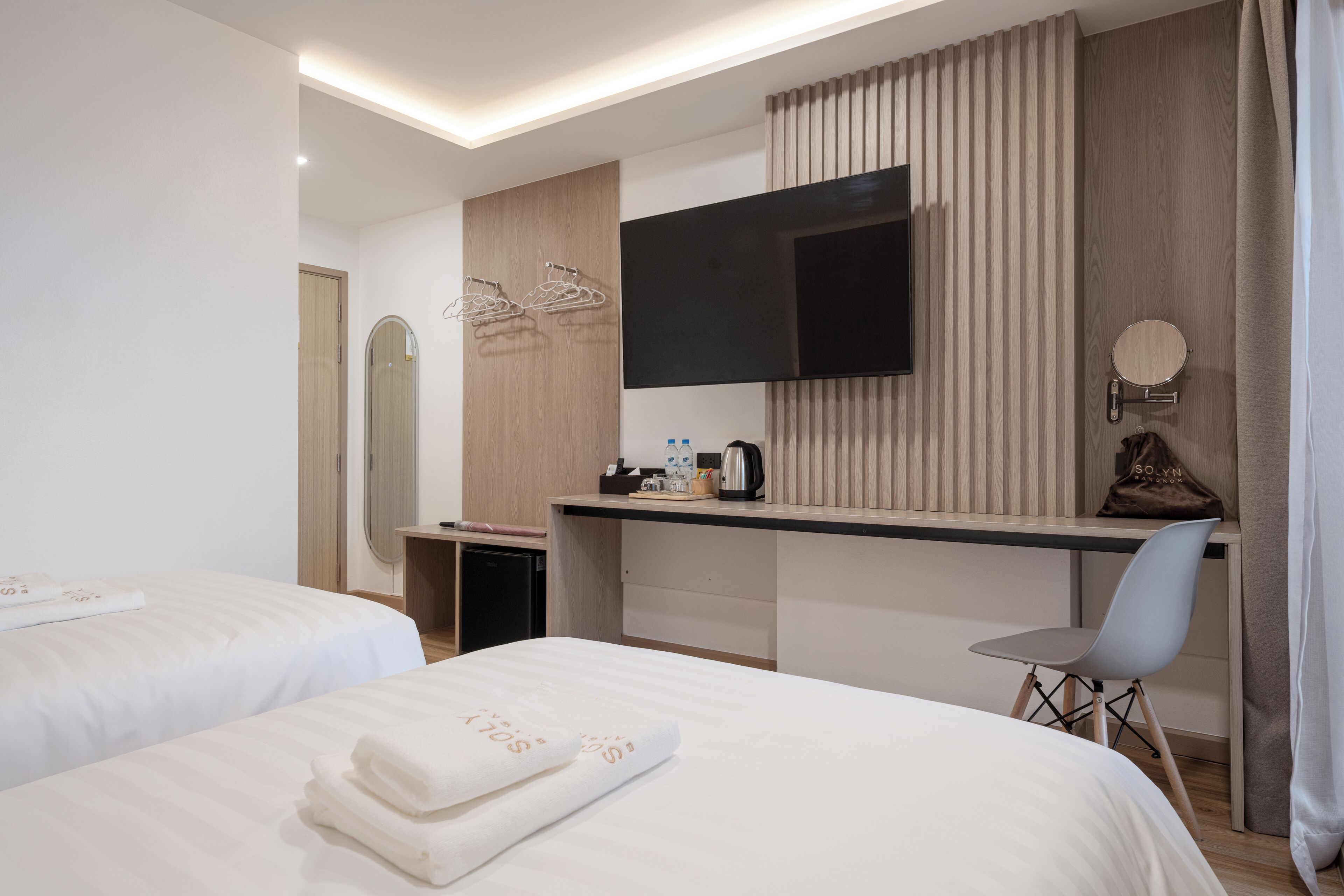 In-room safe, desk, free WiFi