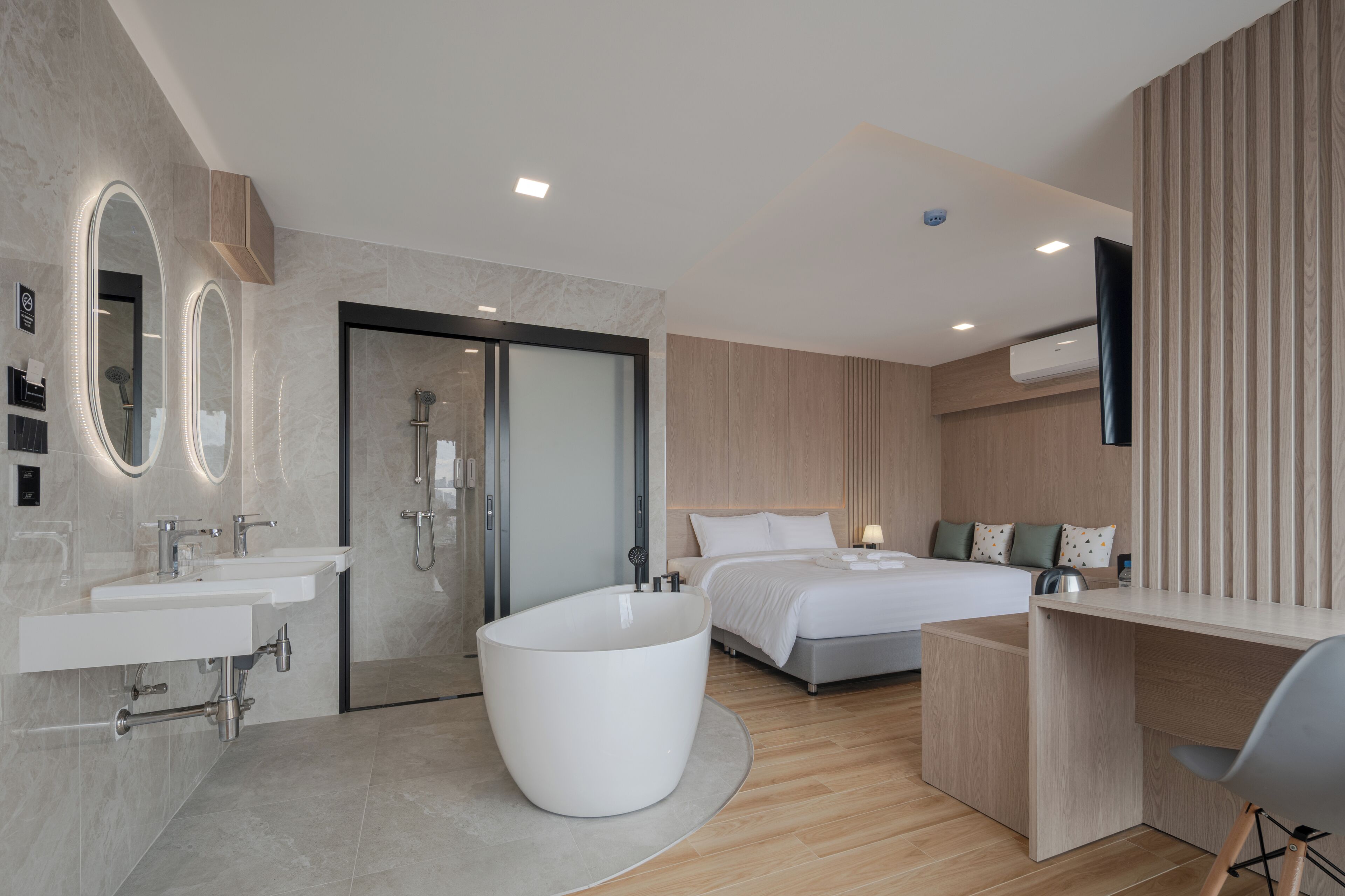 Superior Studio Suite, 1 King Bed, Non Smoking, City View | In-room safe, desk, free WiFi