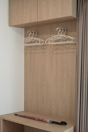 Suite Studio Deluxe, 1 très grand lit, non-fumeurs, vue ville | Coffres-forts dans les chambres, bureau, Wi-Fi gratuit