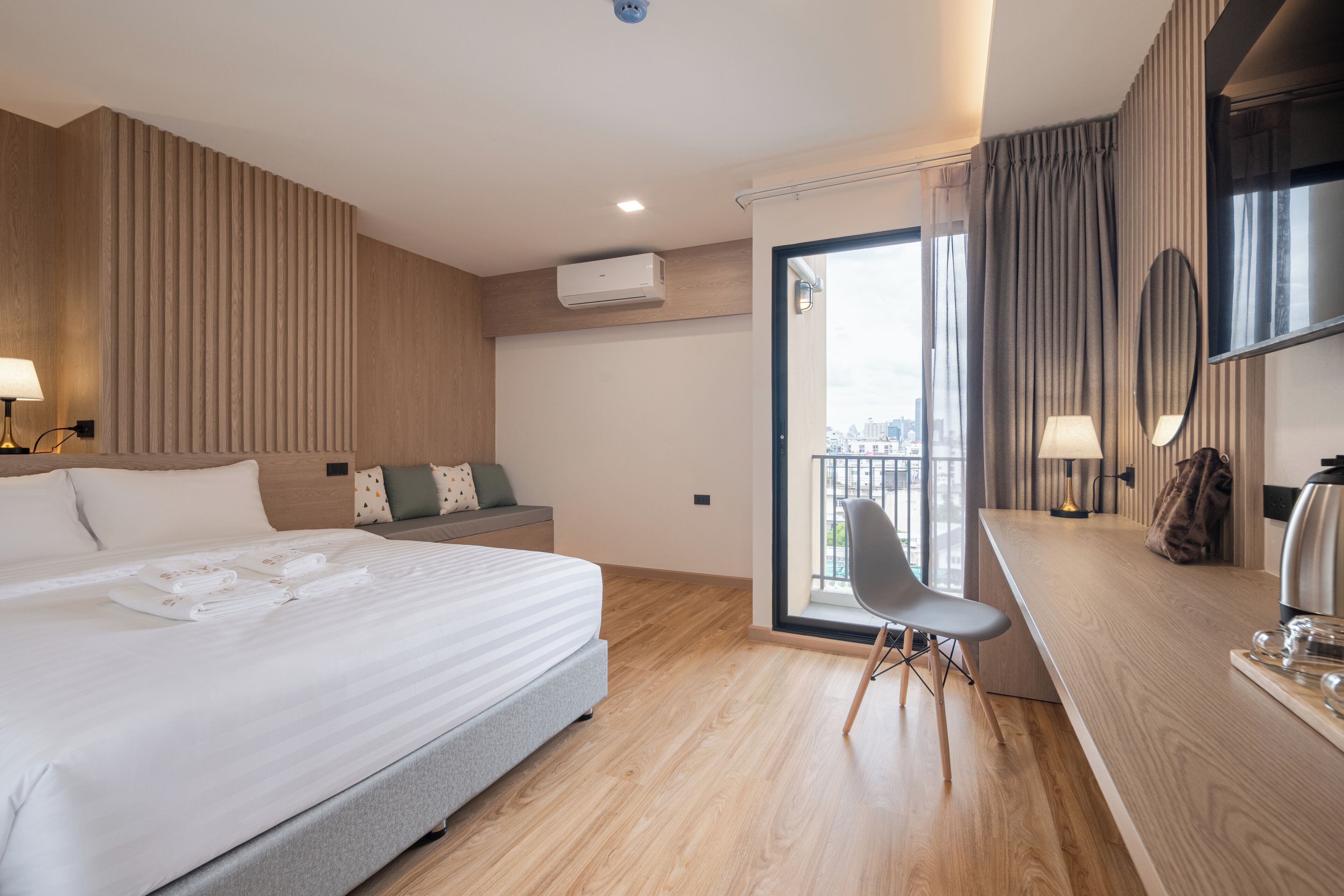 Studio, 1 Queen Bed, Non Smoking | In-room safe, desk, free WiFi