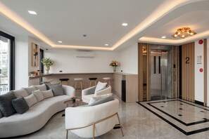 Lobby sitting area - Solyn Hotel (Bangkok)