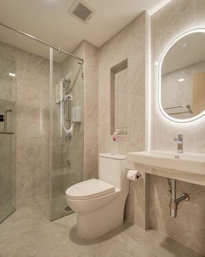 Deluxe studio suite, 1 kingsize bed, niet-roken, uitzicht op stad | Badkamer | Een aparte badkuip en douche, een haardroger, handdoeken, zeep