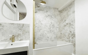 Secadora de cabello, toallas, papel de baño
