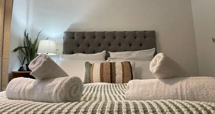 Central Woodbridge Escape • Modern 2-Bedroom + Private Parking