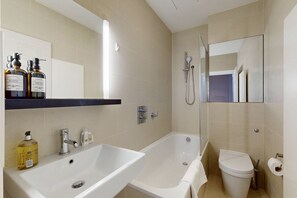 Douche, sèche-cheveux, serviettes fournies, papier toilette