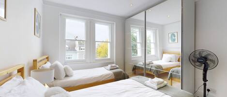 3 bedrooms, iron/ironing board, internet, bed sheets