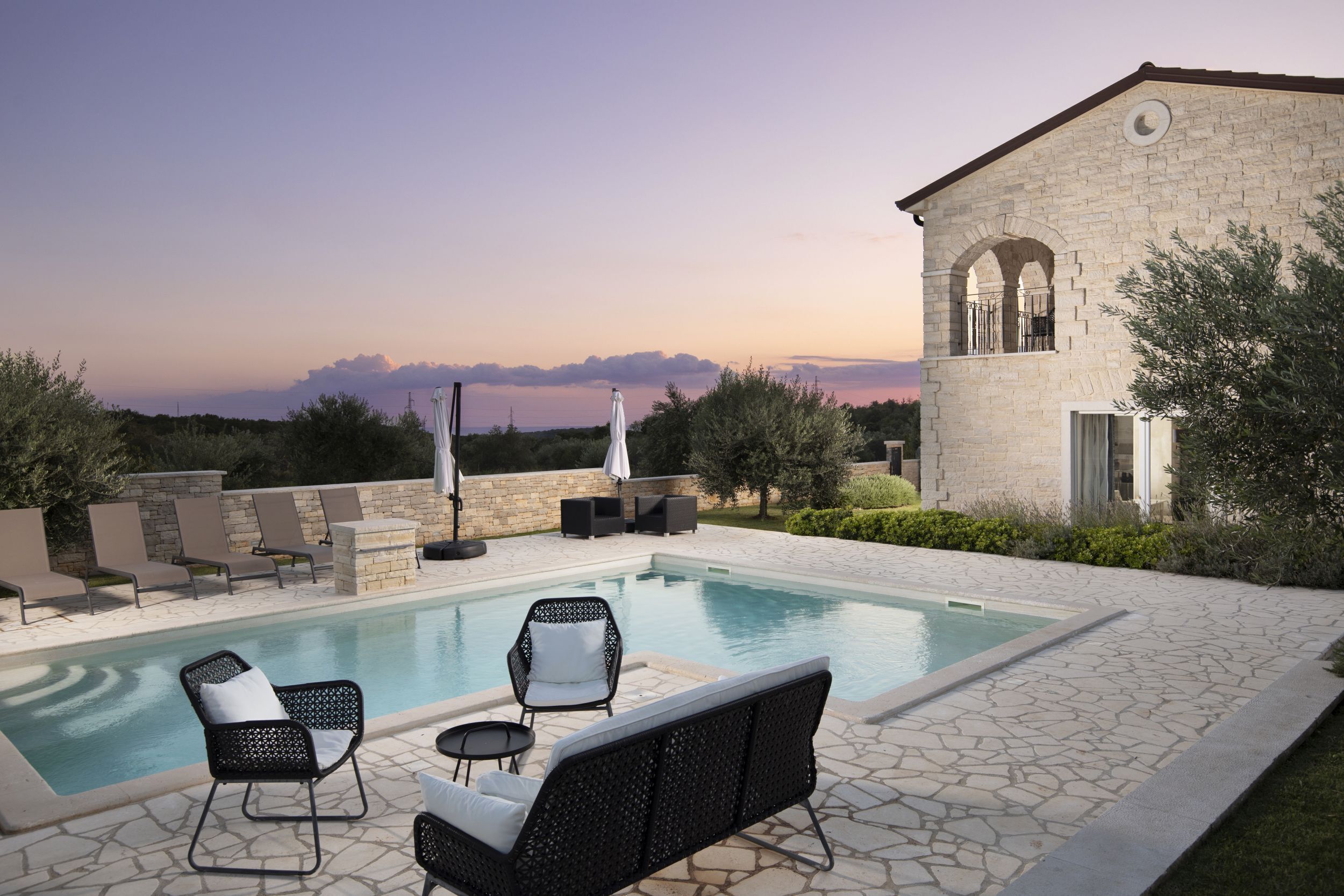 حمّام سباحة خارجي، حمّام سباحة مُدفَّأ