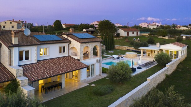 A residential property with a swimming pool, stone walls, and a garden. - Villa Piccolo Paradiso with Heated Pool, Jacuzzi & Sauna (Rovinjsko Selo)