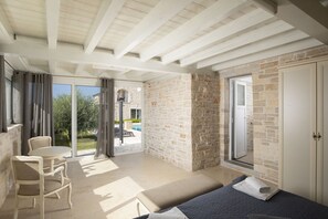 4 Schlafzimmer, Schreibtisch, Bügeleisen/Bügelbrett, Reisekinderbett