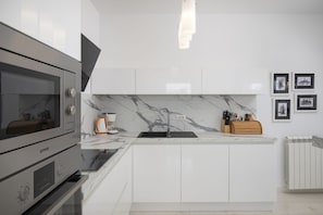 Fridge, microwave, oven, stovetop - Villa Piccolo Paradiso with Heated Pool, Jacuzzi & Sauna (Rovinjsko Selo)