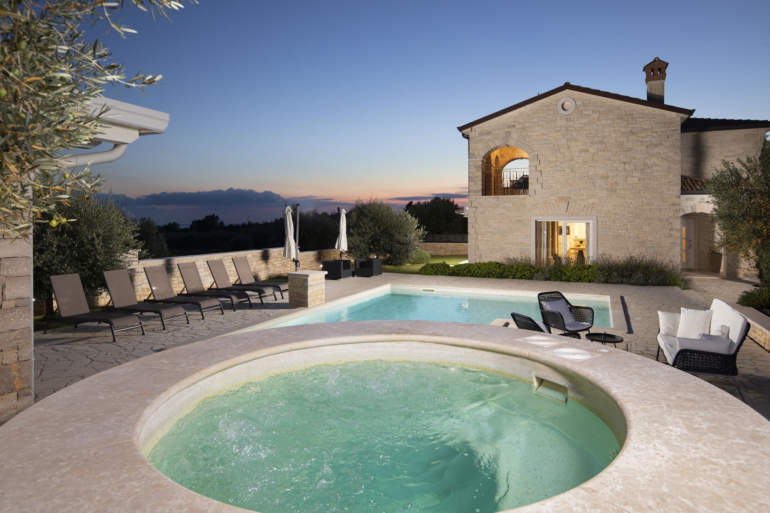 Een buitenzwembad en een verwarmd zwembad