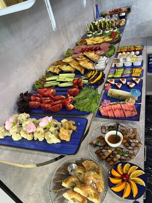 Sudah termasuk sarapan prasmanan setiap hari