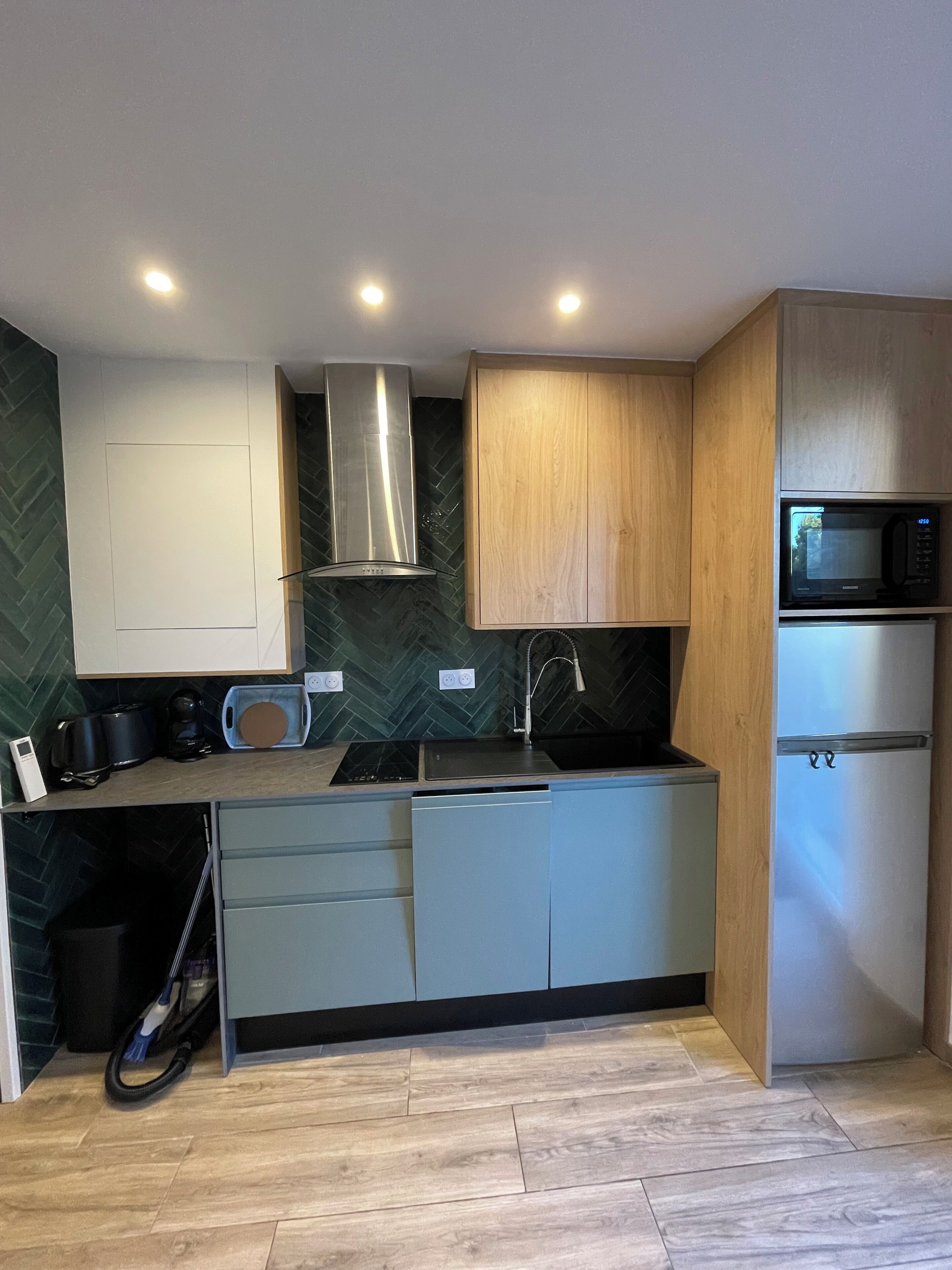 Micro-ondes, plaque de cuisson, lave-vaisselle