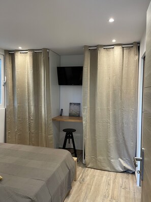 1 soverom og strykejern/-brett