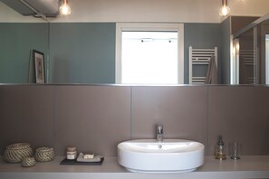 Douche, sèche-cheveux, bidet, serviettes fournies