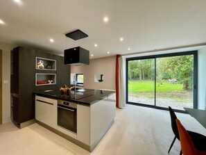 Fridge, microwave, oven, stovetop - Les Vikings" country house in a green setting. (Montfarville)