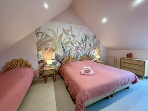 3 dormitorios, tabla de planchar con plancha, cuna de viaje