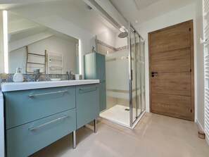Dusche, Haartrockner, Handtücher, Toilettenpapier