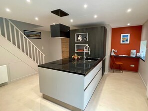 Fridge, microwave, oven, stovetop - Les Vikings" country house in a green setting. (Montfarville)