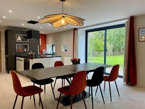 Dining - Les Vikings" country house in a green setting. (Montfarville)