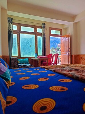 Family Room | Desk, free WiFi