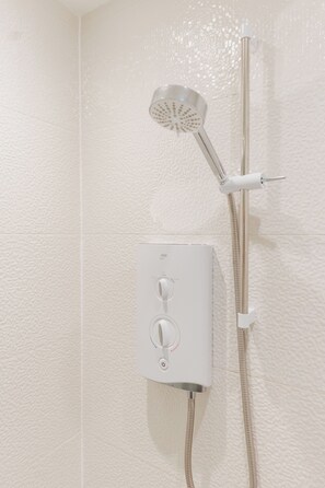 Apartment | Bathroom | Shower, free toiletries, hair dryer, towels - Charming Central Mews Home with Secure Parking (Edinburgh)