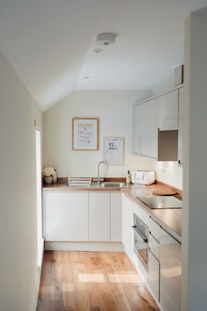 Apartment | Eigene Küche | Kühlschrank, Ofen, Herdplatte, Wasserkocher mit Kaffee-/Teezubehör