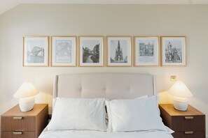 Apartment | Laptop workspace, free WiFi - Charming Central Mews Home with Secure Parking (Edinburgh)