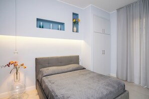 In-room safe, desk, laptop workspace, blackout drapes - Amnis rooms (Salerno)