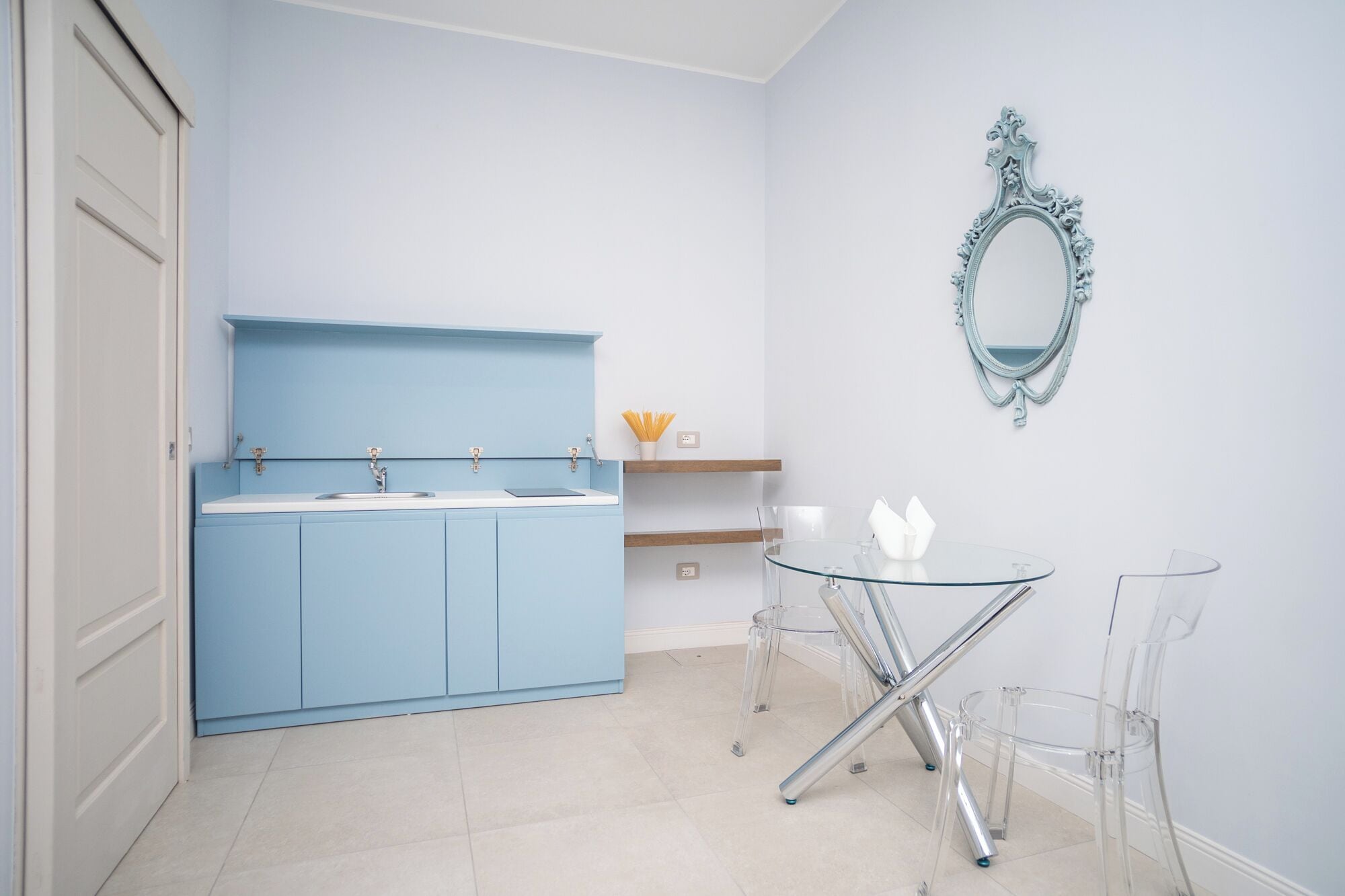 Camera tripla | Una cassaforte in camera, una scrivania, postazione laptop