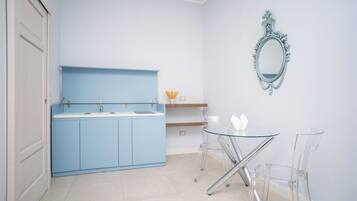 Camera tripla | Una cassaforte in camera, una scrivania, postazione laptop