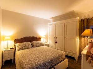 2 bedrooms, travel crib, free WiFi