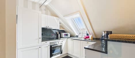 Coffee/tea maker, fridge, oven, dishwasher