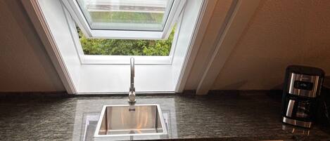 Fridge, oven, dishwasher, coffee/tea maker